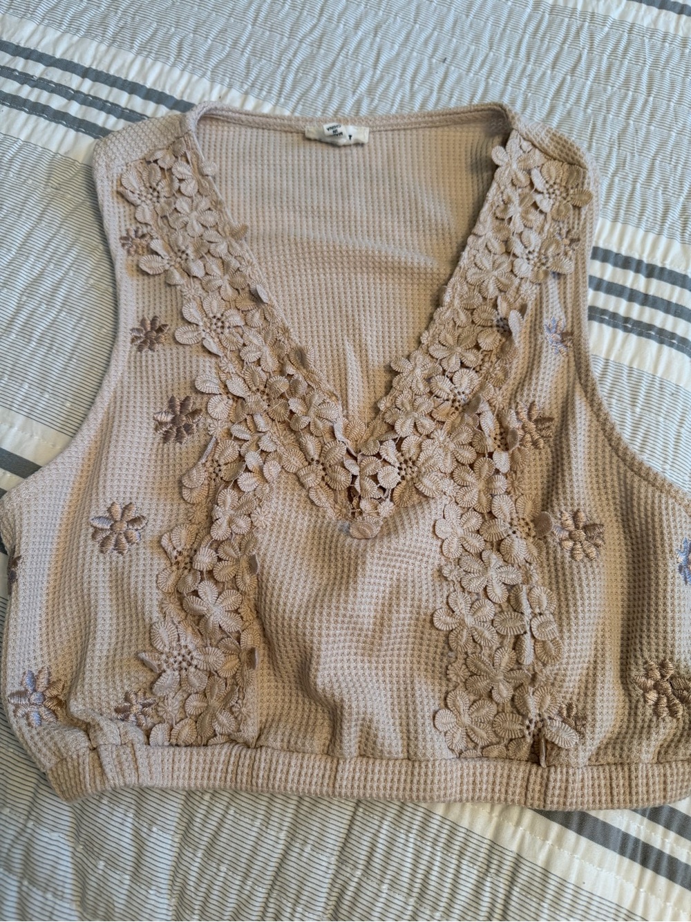 POL Beige Floral Applique V‑Neck Tank